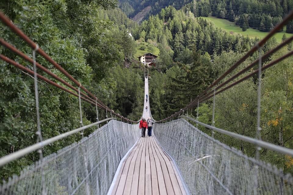 media_gallery-2018-08-8-10-suspension_bridges_4acc77f97f66f75844532b1c610a5d69.jpg