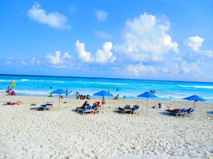 ballenas beach cancun