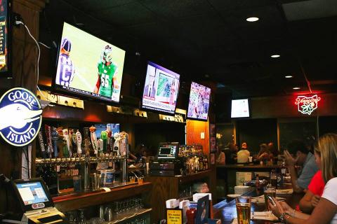Sidelines Sports Eatery and Pub - Pub Food restaurant in Lambertville, MI