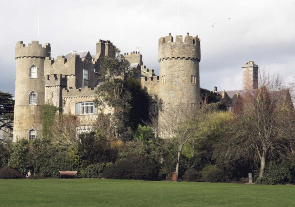 Замок 1 1. Малахайд Касл. Замок Мэлахайд. Malahide Castle ночью. Малахитовый замок.