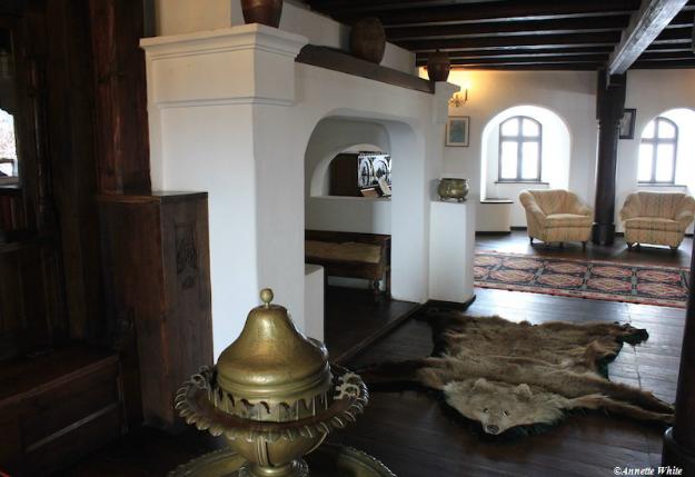 media_gallery-2015-09-1-3-Bran_Castle_interiors_54f239dc7b8670f8bd0cda341aa85839.jpg