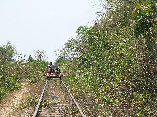 รถไฟไม้ไผ่ ประเทศกัมพูชา