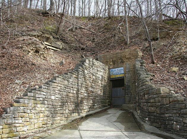 8 Popular Caves In Missouri Back In The Stone Age TripHobo   Media Gallery 2016 09 9 7 1024px MarkTwainCave 1cd37ed9939d84f873e11f8a6a8ec577 