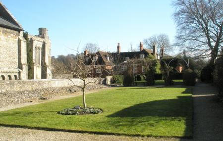 Dean Garnier Garden Image