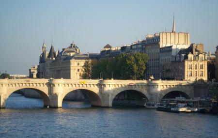 Pont neuf in Paris - The admission is free of cost