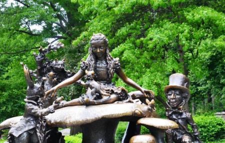 Alice In Wonderland Statue Image