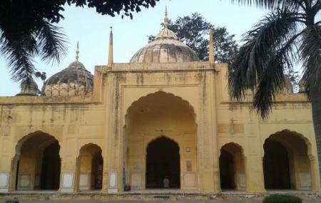 Akbari Mosque Image
