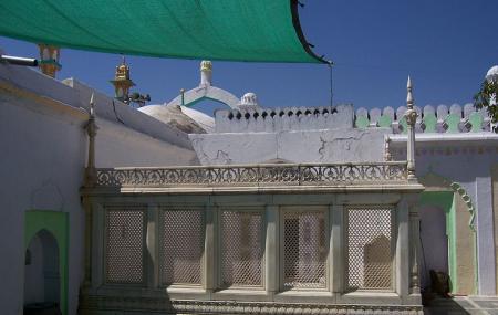 Tomb Of Aurangzeb Image