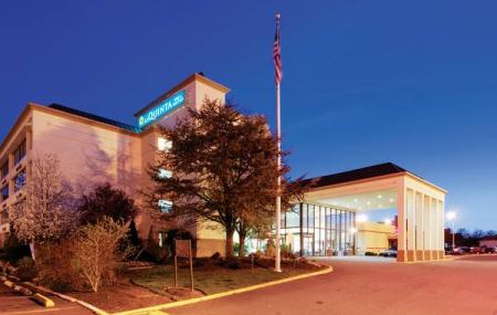 La Quinta Inn & Suites Clifton-rutherford Image