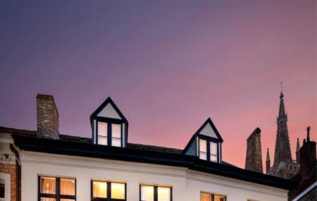 Canalside House Image