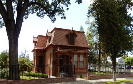 Zalud House Image