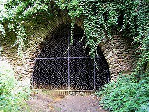 Mother Ludlam's Cave Image