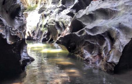 Beji Guwang Cave Image